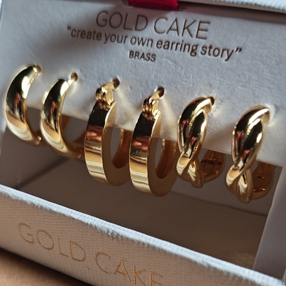 Gold Cake Elegant Gold Hoop Earrings - Picture 4 of 4